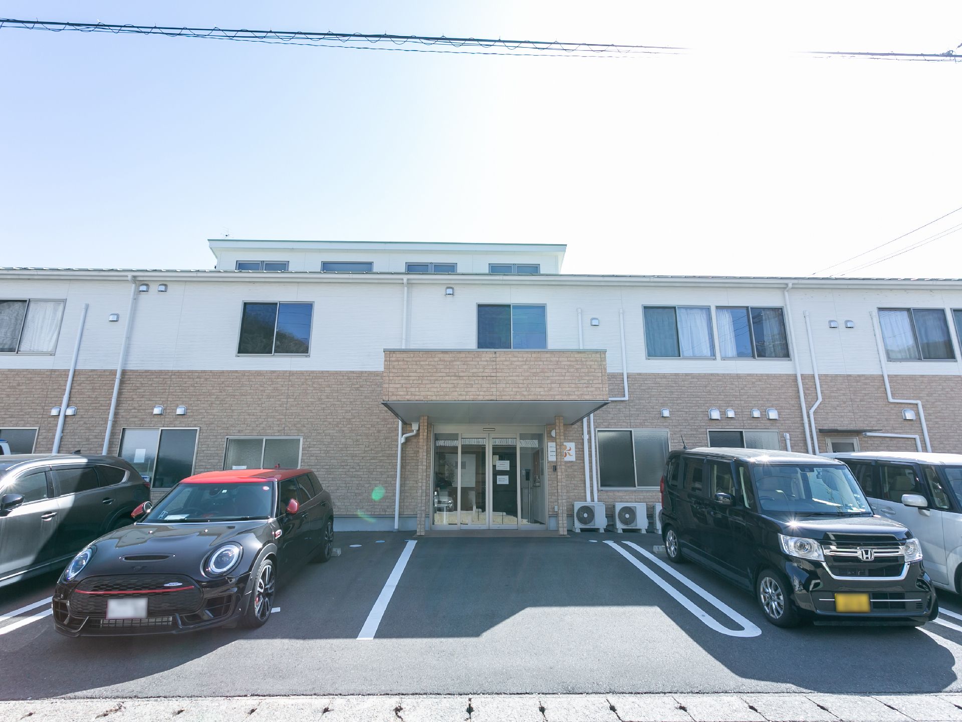 車椅子の人でも楽に移動できるように段差を排除した介護施設の外観