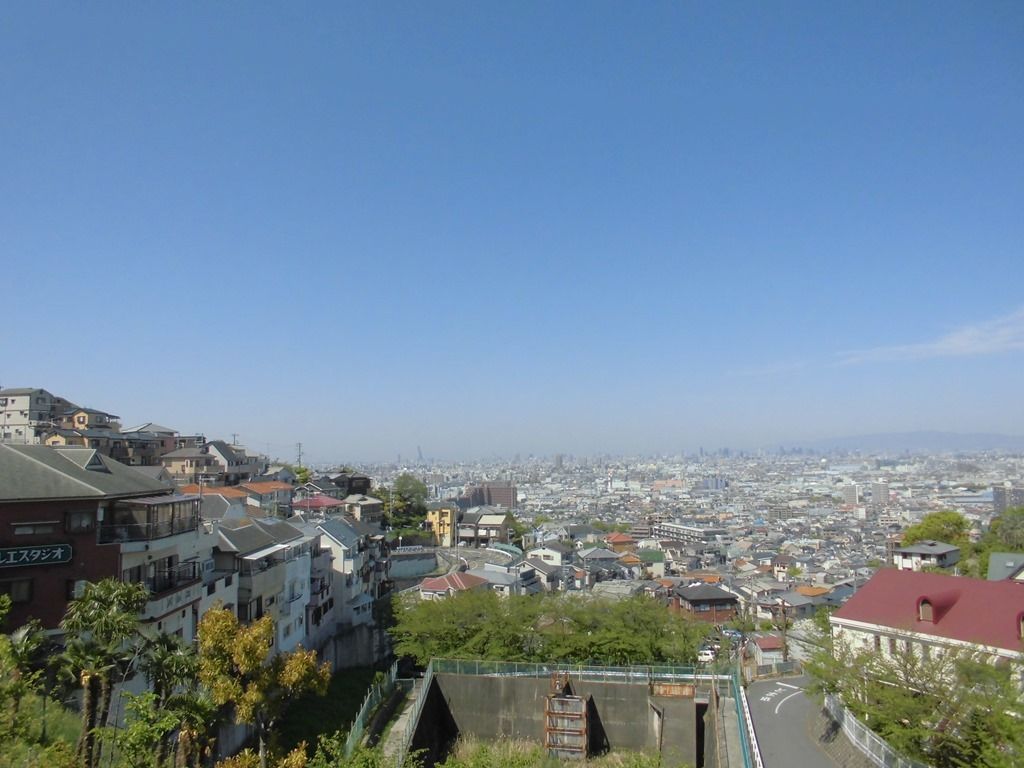 住み慣れた街を高台から見渡した風景。奥にはうっすらと山が見える。