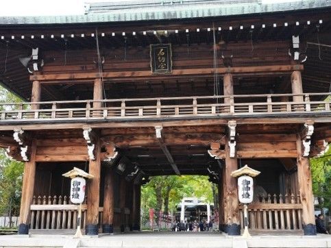緑の屋根が付いた木製の立派なもん。境内は比呂でにぎわっていて、緑も多い。