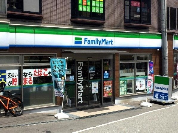 ファミリーマートの出入り口は自動ドアで、ビルの1階部分に設置されている。