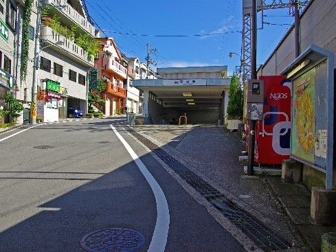駅の入り口まではなだらかな登坂が続いていて、周辺には飲食店があることもわかる。