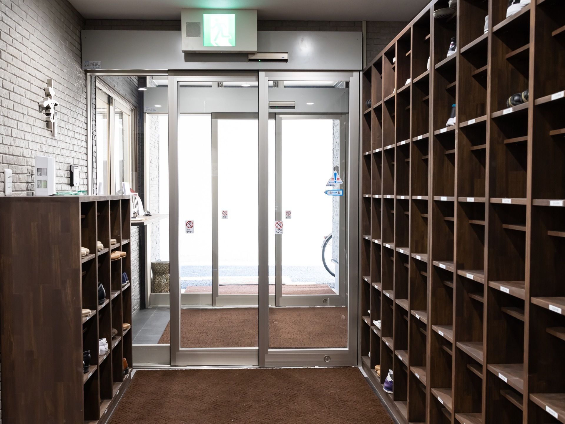 玄関には、仕切りの付いた靴棚が並んでいる。移動のしやすさに配慮され、段差や障害物のない構造になっている。