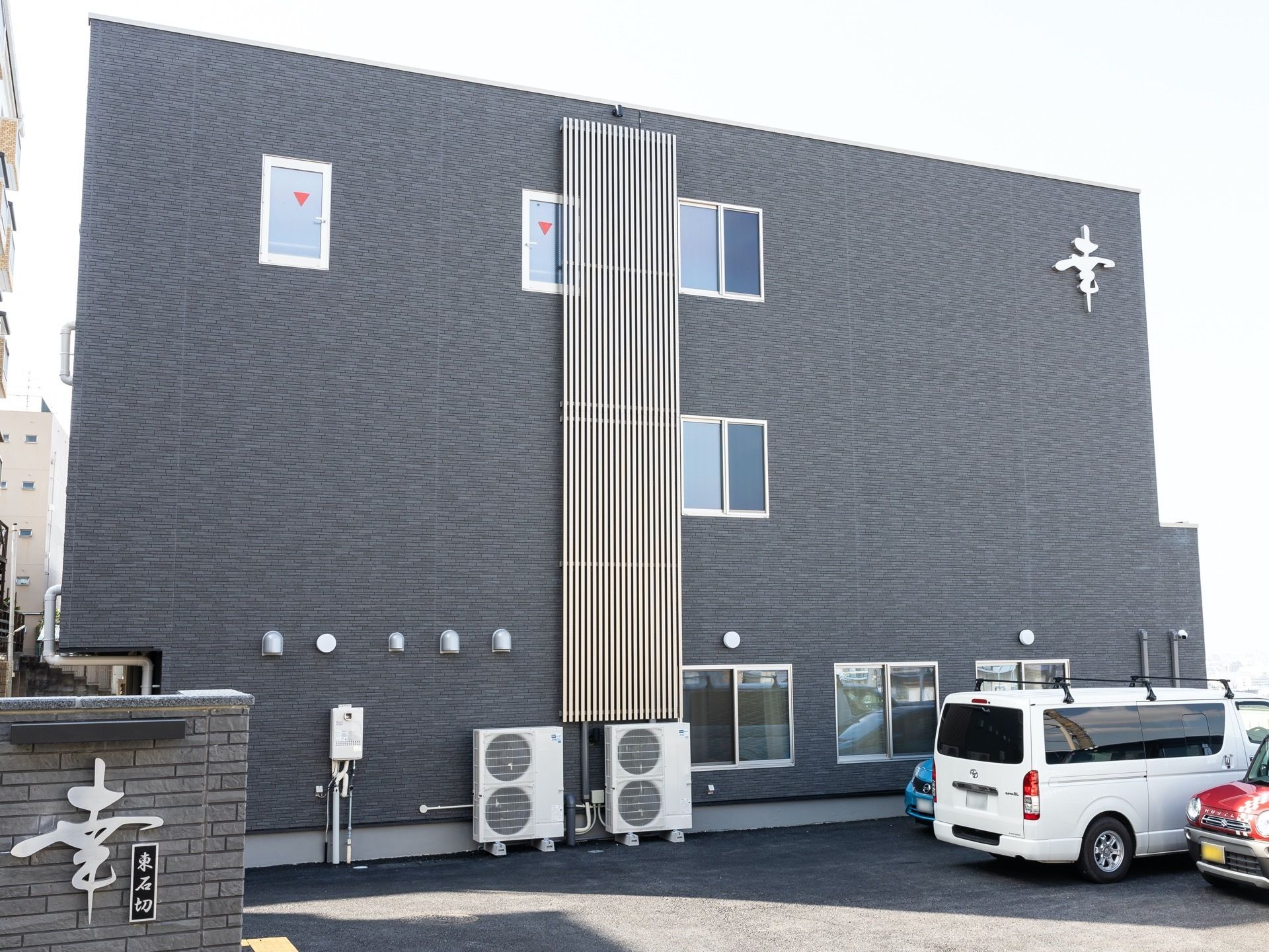施設は三階建ての建物である。敷地内に駐車スペースが完備されており、数台分が余裕を持って停められる広さがある。