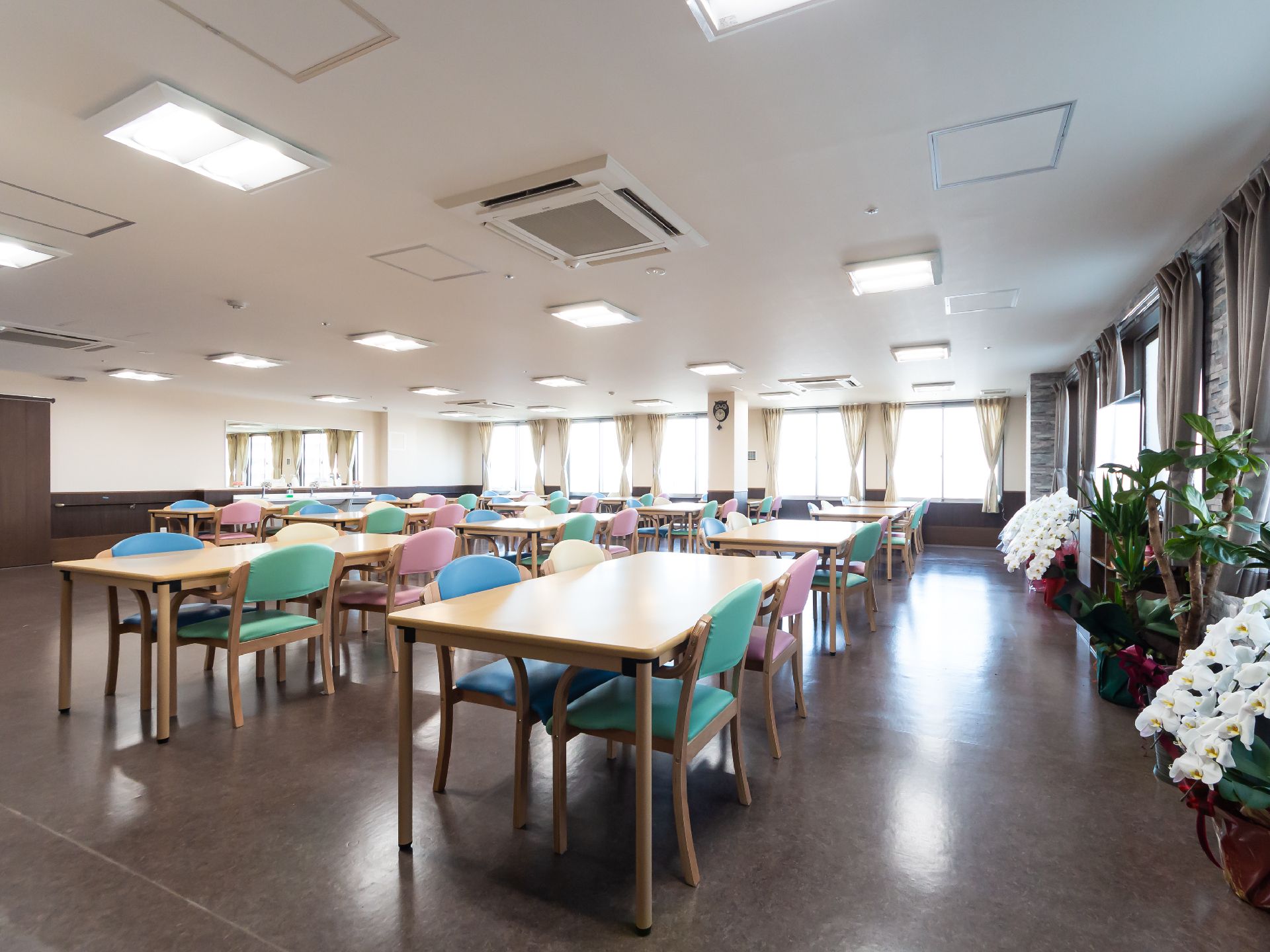 ブラウン系でまとめられた落ち着いた雰囲気の食堂。