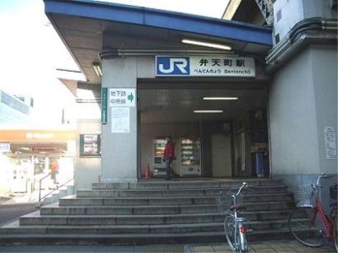 当施設は町の中心地にあり交通の便が良い。地下鉄の駅まで徒歩８分で、入居者様がお出かけになる際にも便利である。