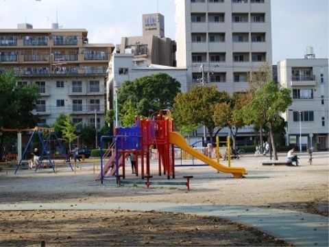 当施設から歩いて行ける場所に大きめの公園がある。遊具もあるため訪問されたお孫さんとも遊ぶことができる憩いの場所である。