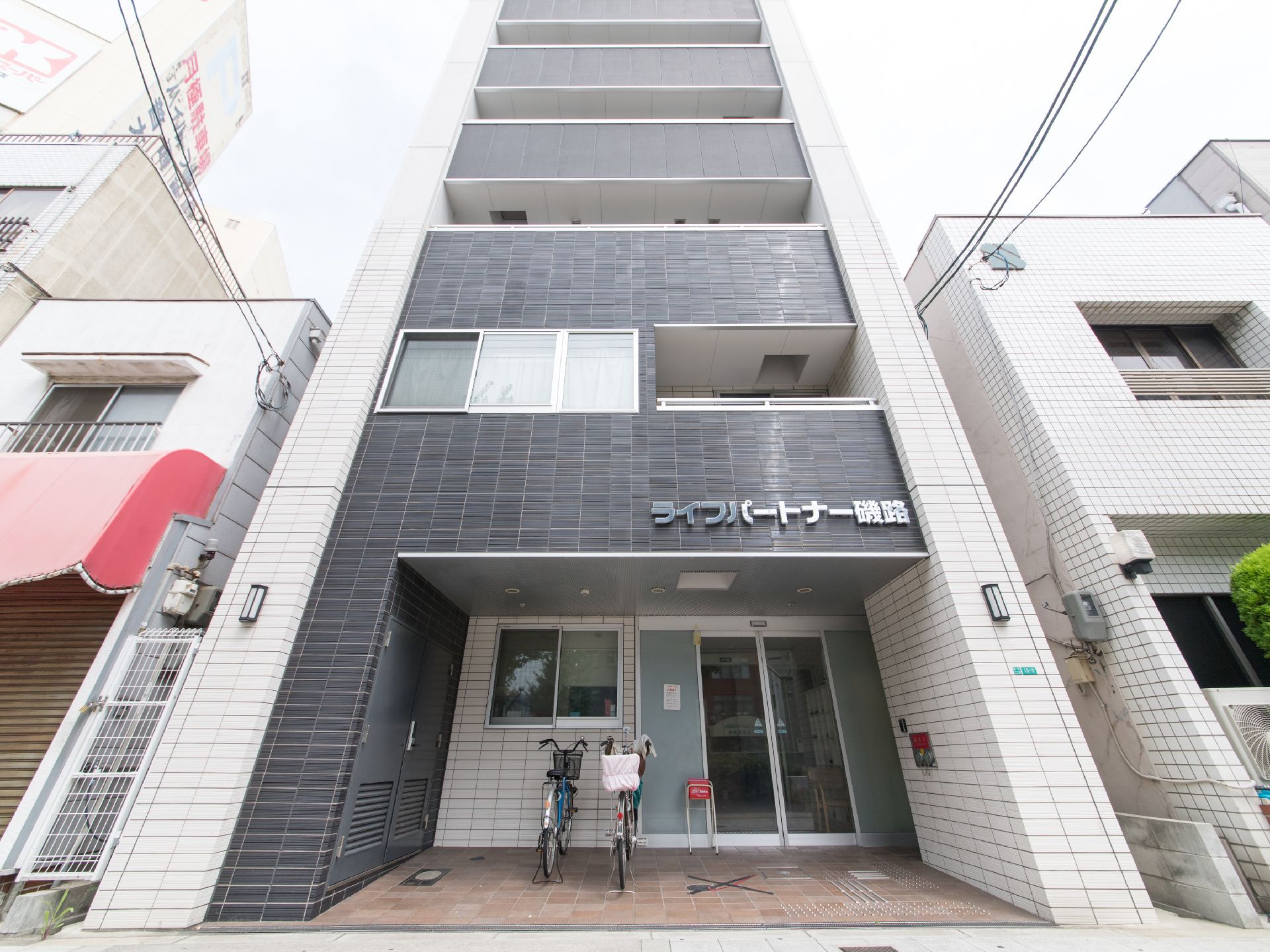 大阪市港区磯路にある、高層型ビルの住宅型有料老人ホームとなっている。市役所が近くにあり、磯路中央公園にも歩いていける立地となっている。