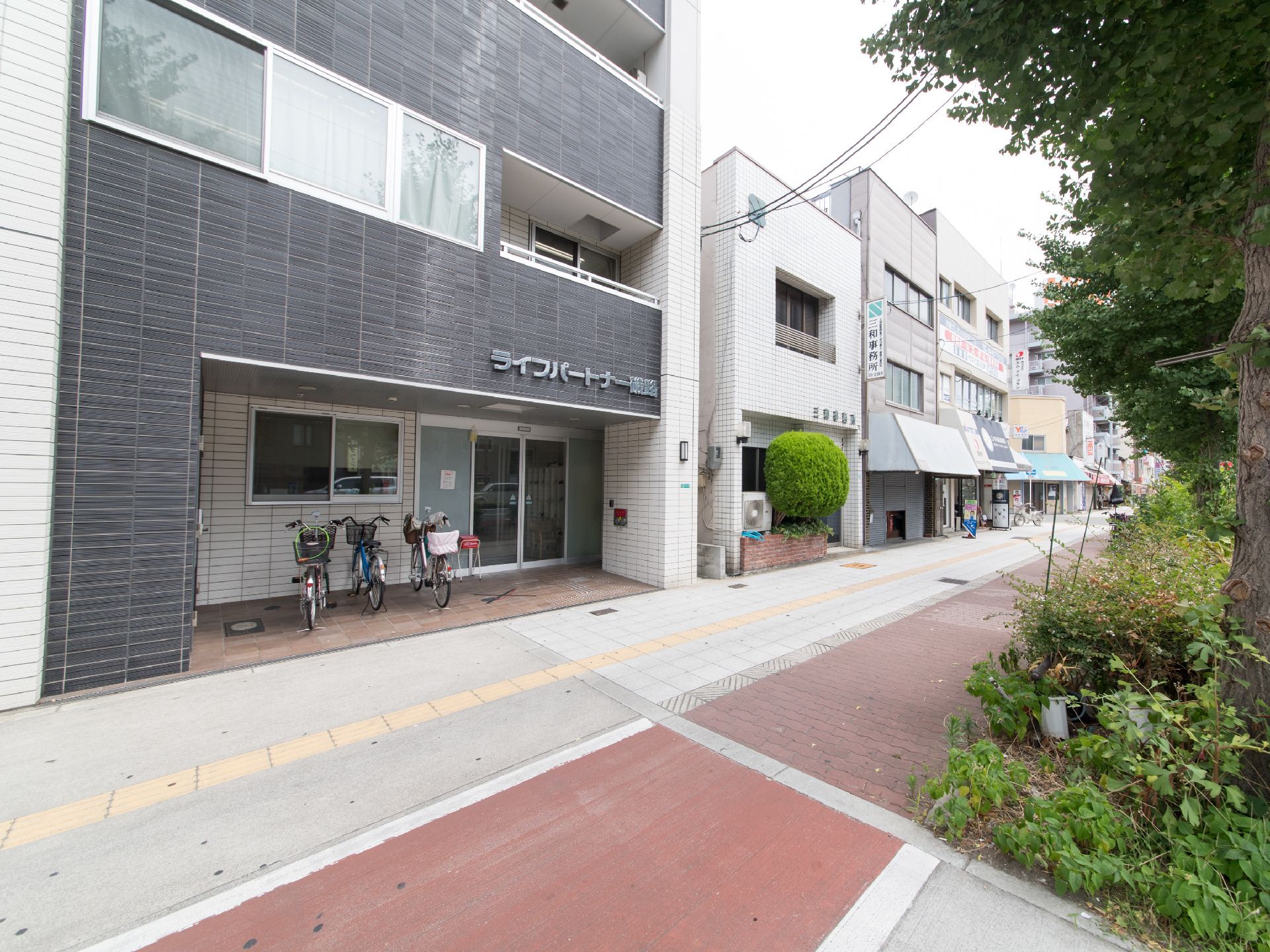 広くポーチを設けた施設玄関の横に設置された駐輪スペース
