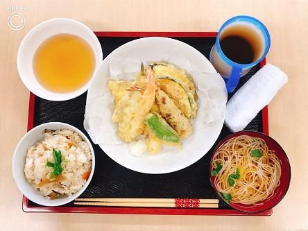 天ぷらの盛り合わせと炊き込みご飯とにゅうめんのセット