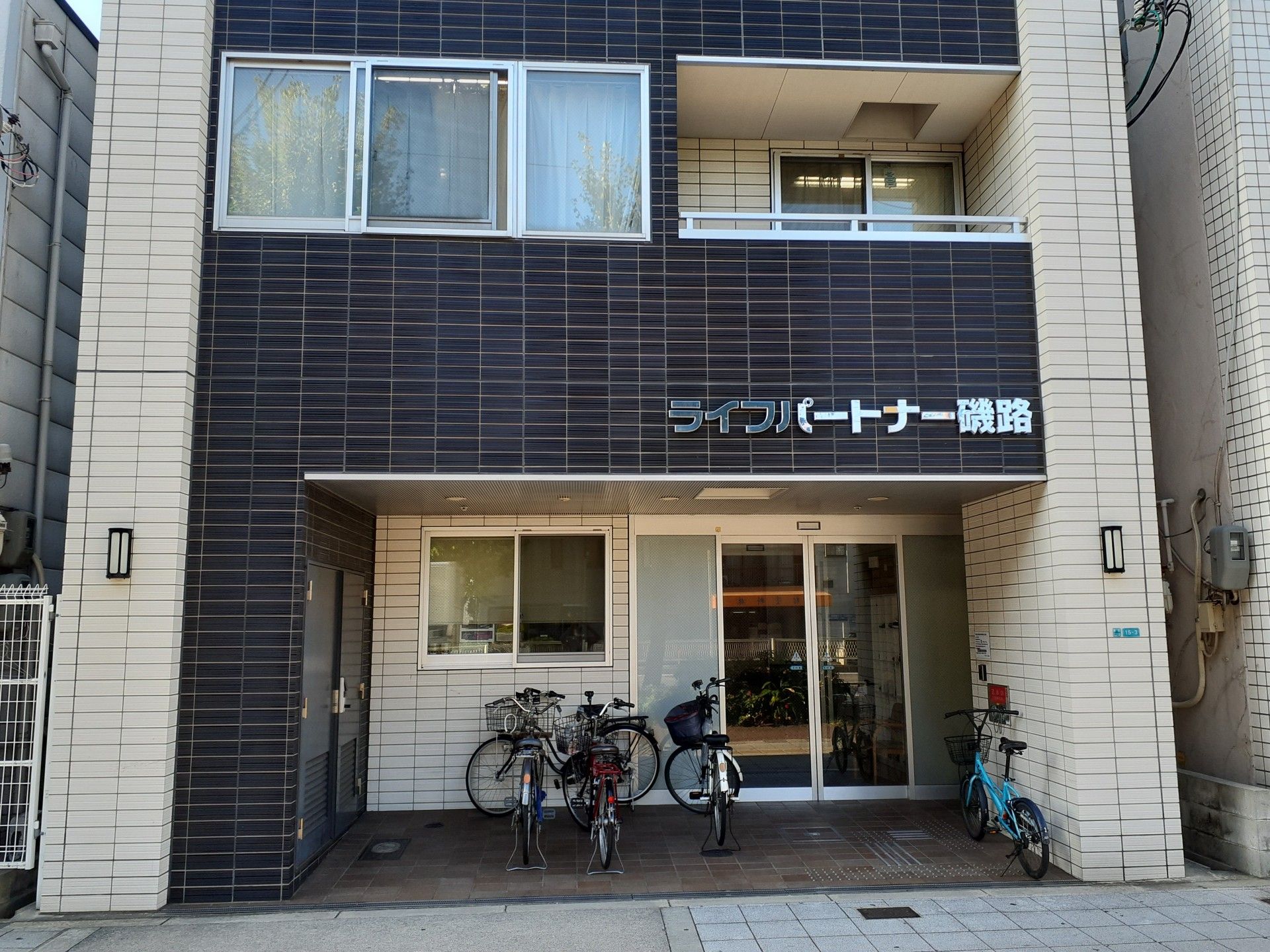入口が広い建物正面