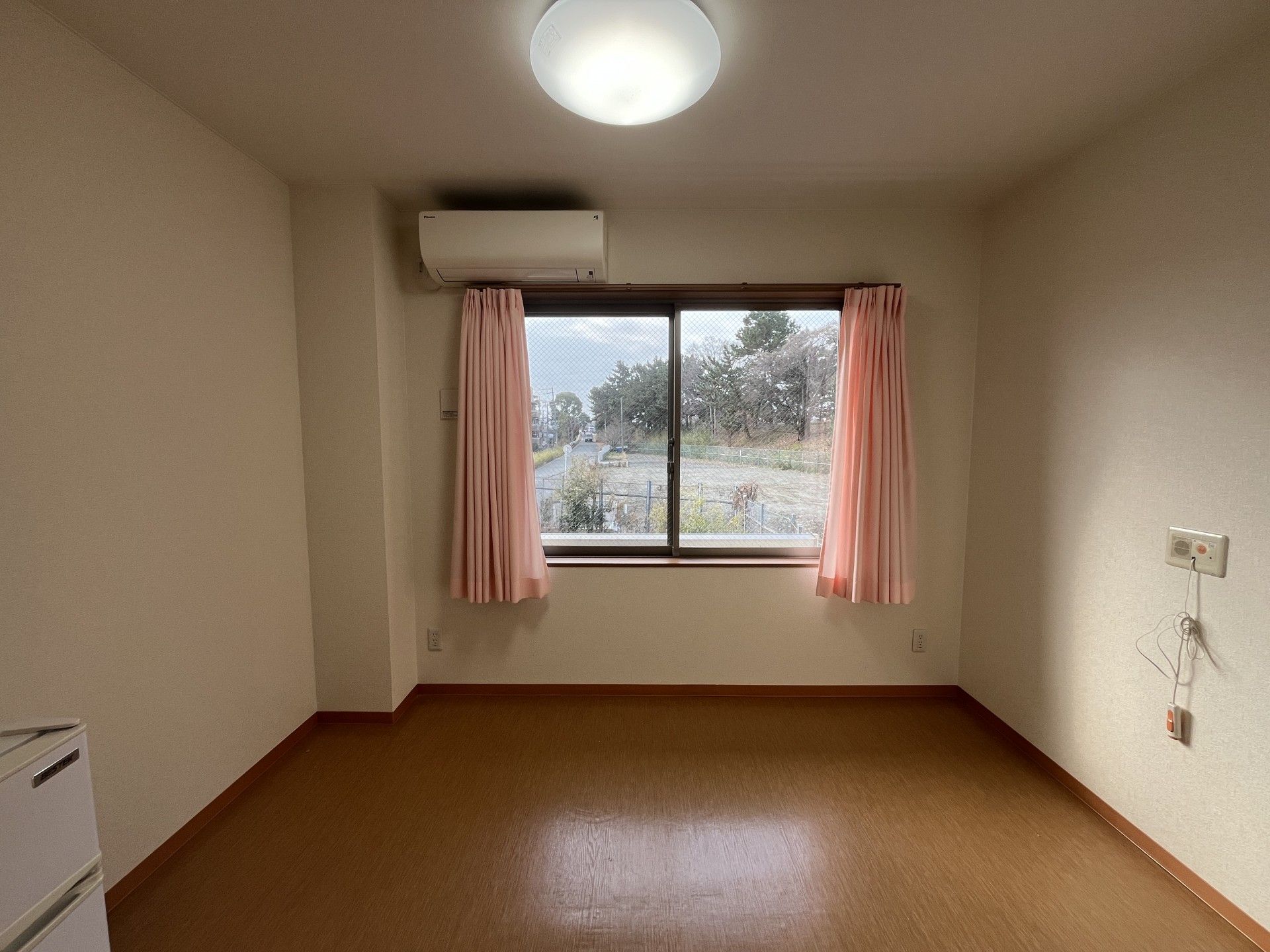 窓のある明るい部屋