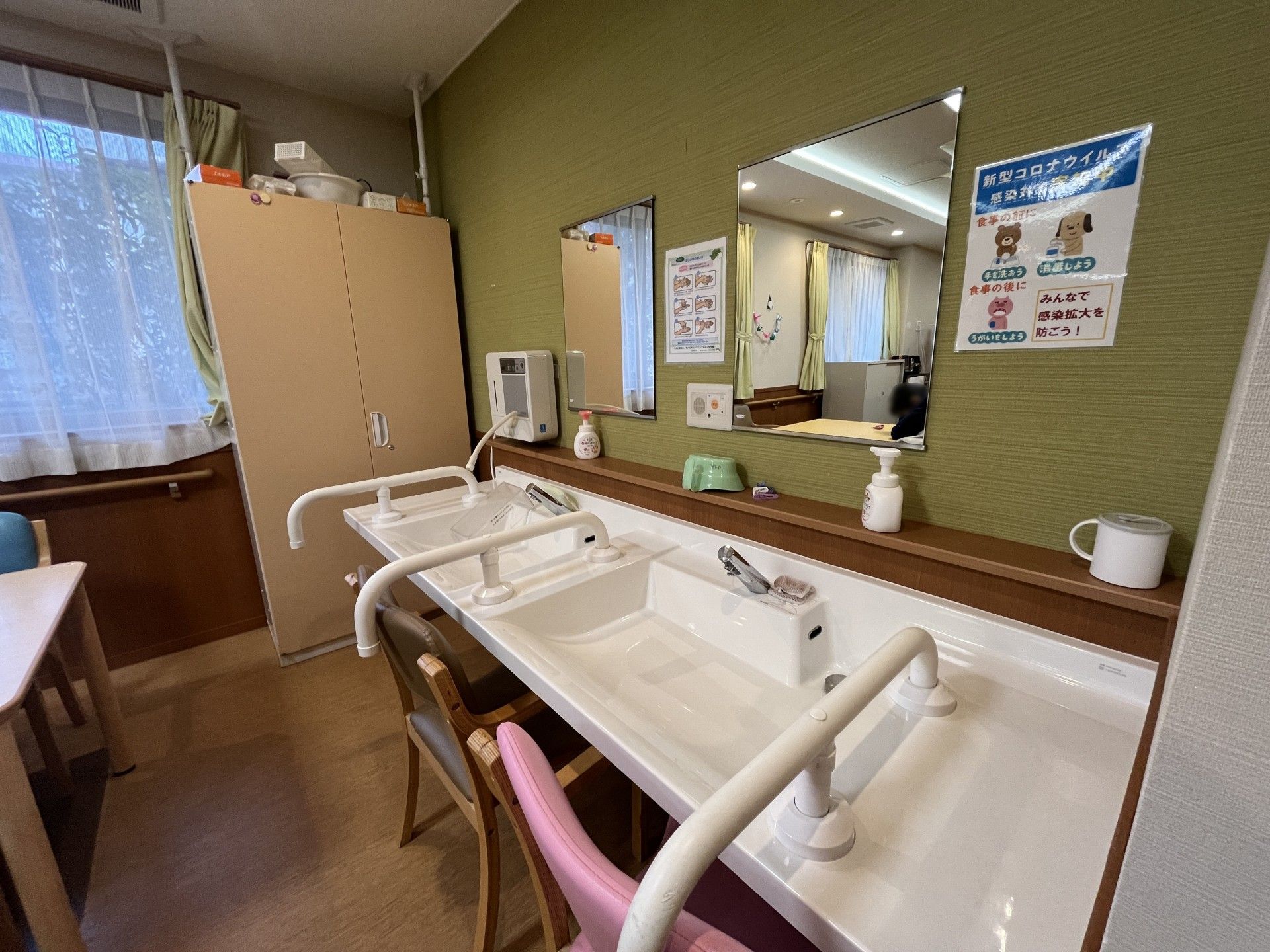 手洗い場と鏡のある部屋