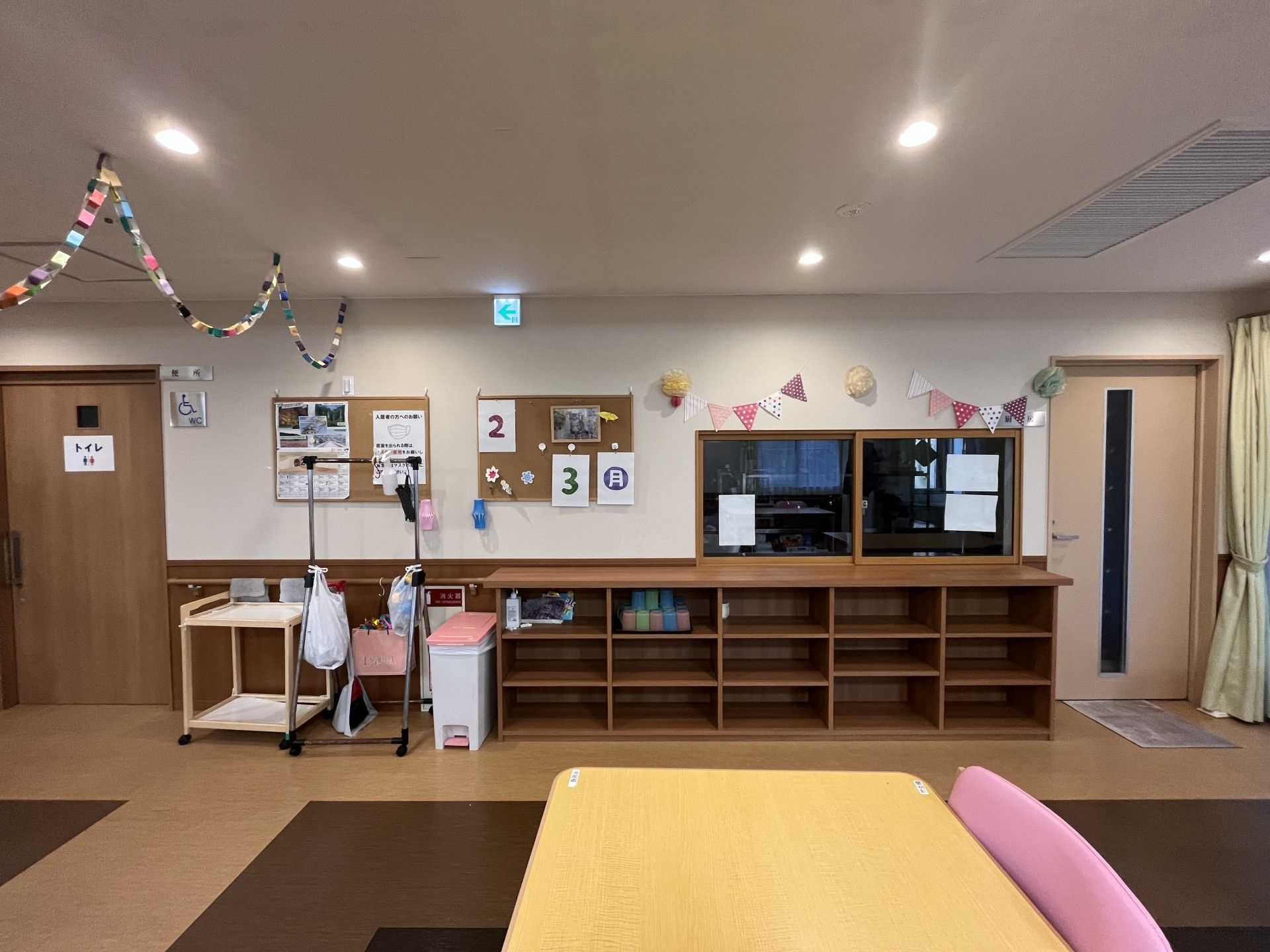 飾り付けが施された壁面