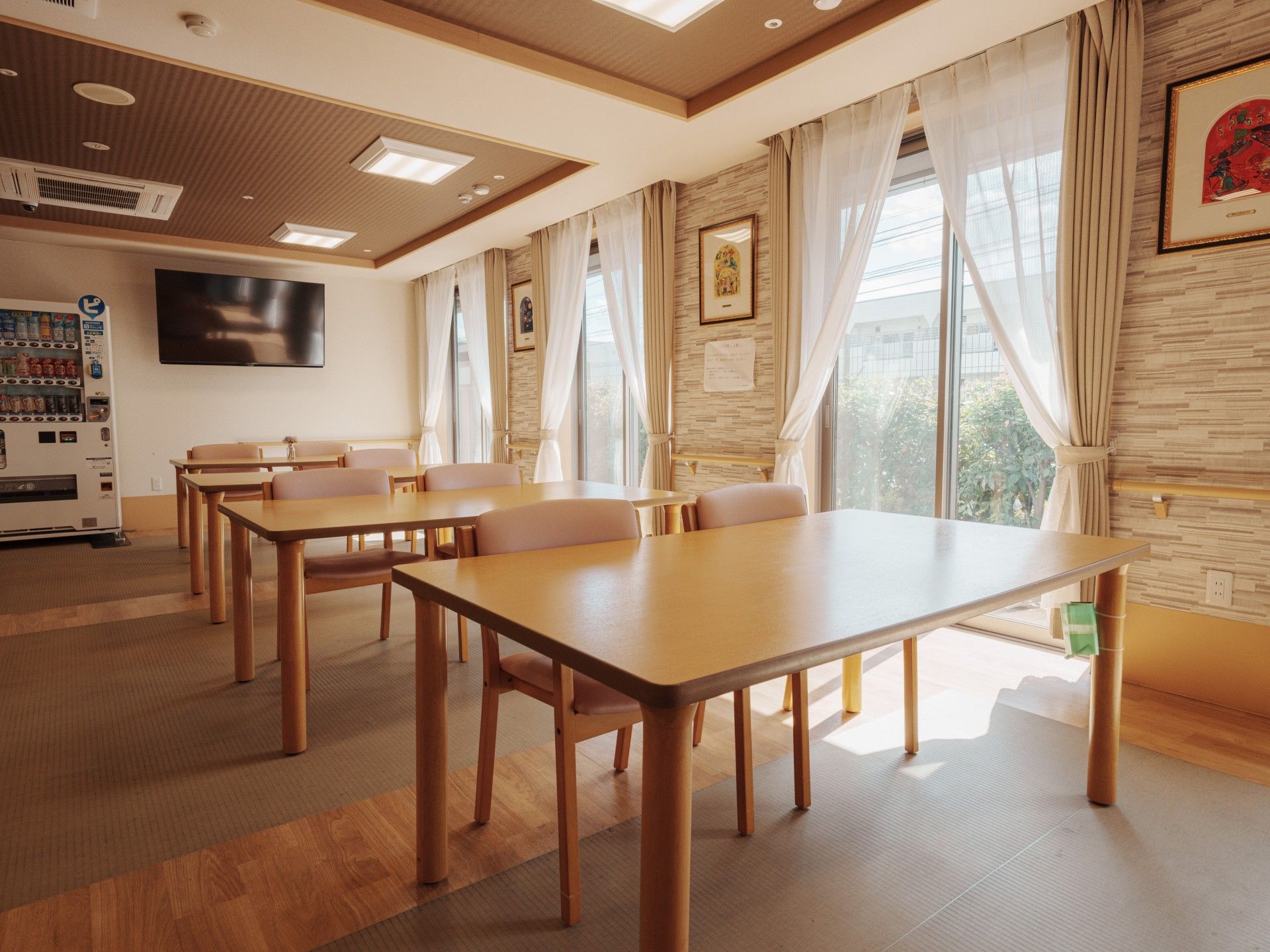 日差しが差し込む食堂