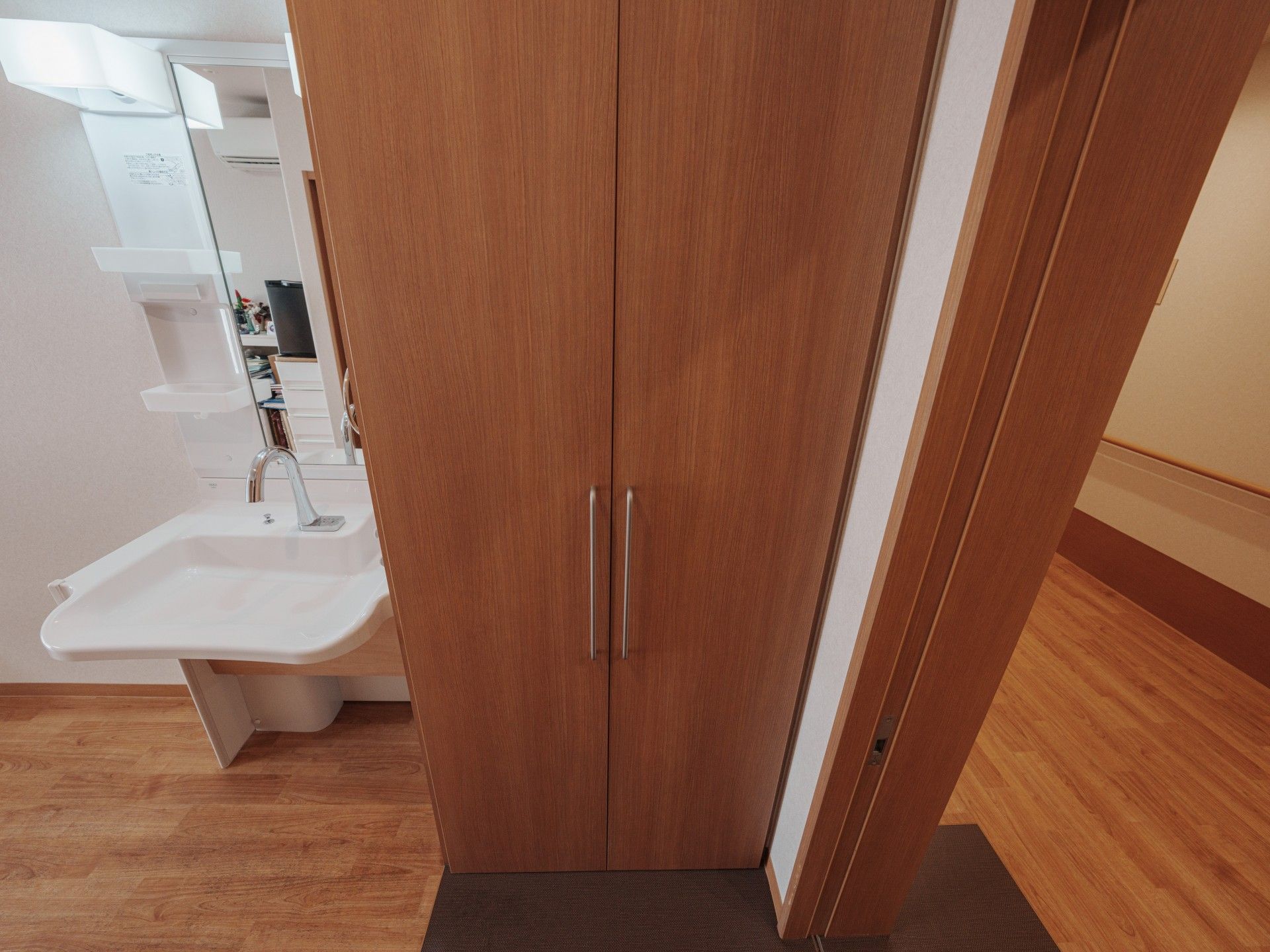 洗面台と収納のある空間