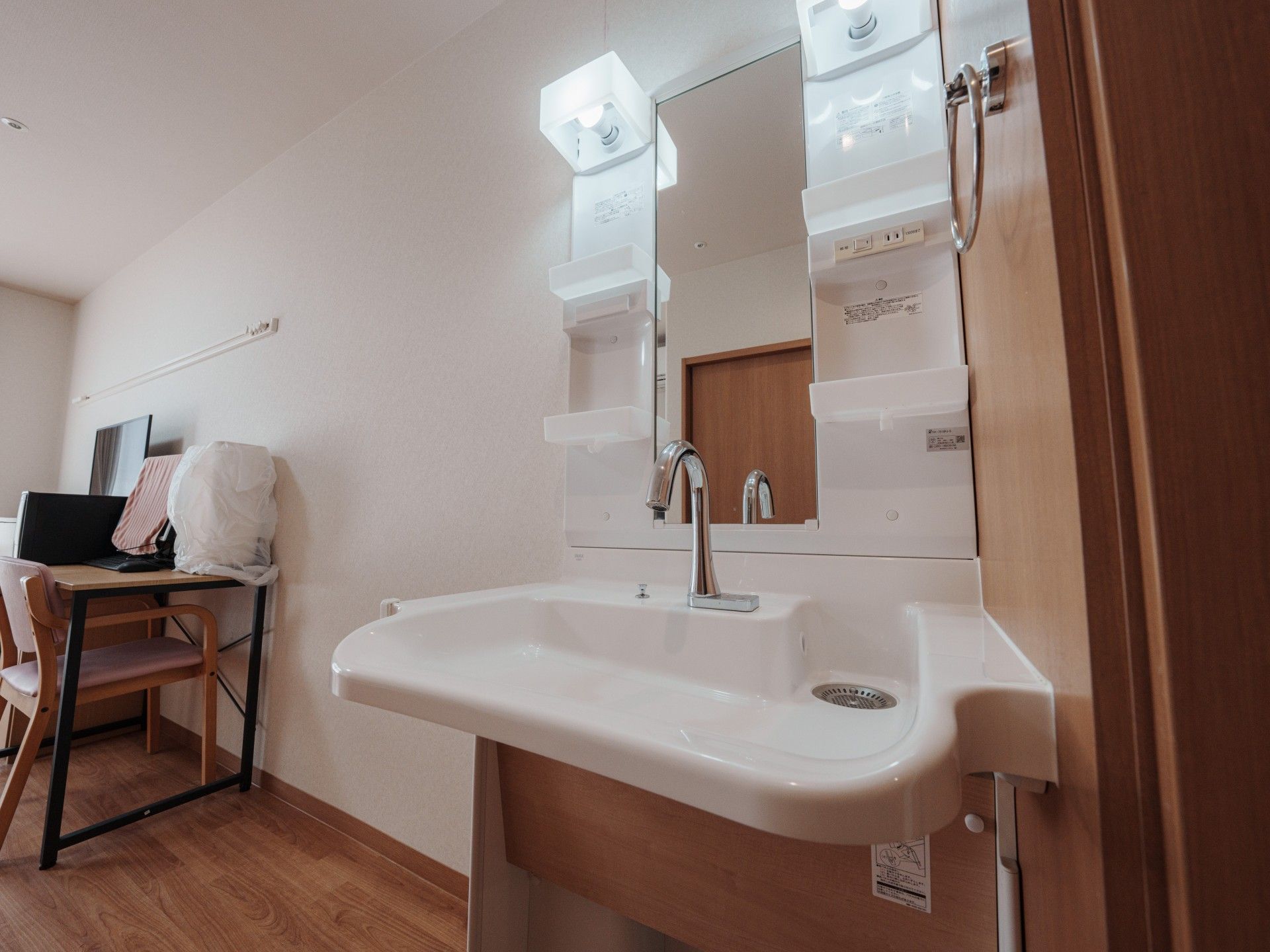 洗面台と机のある部屋