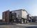 施設に併設された３階建ての医療機関である。入口に設置された自動扉の上部には、ひさしが設けられている。