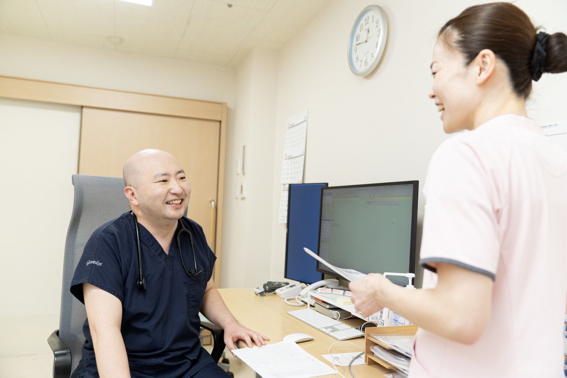 高齢者を診察する医師