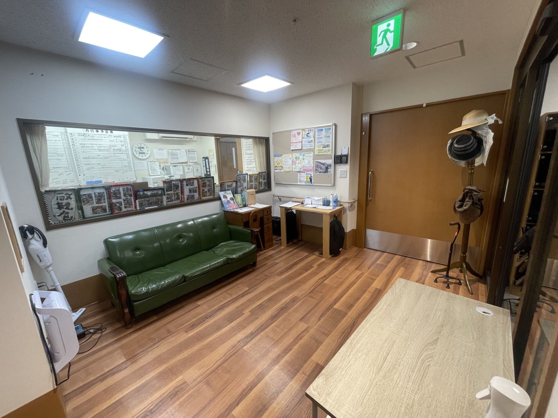 落ち着いた待合スペース