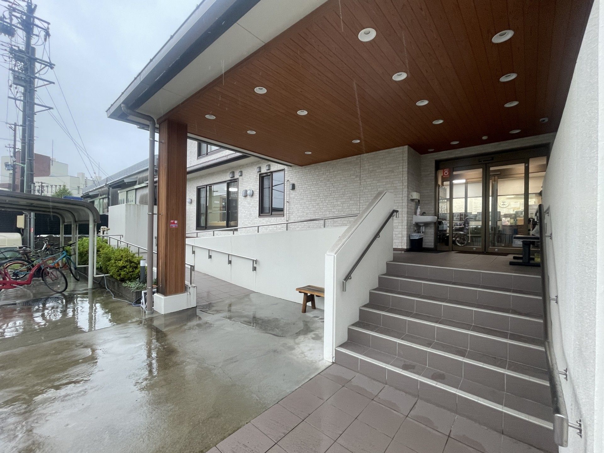 雨の日のエントランス