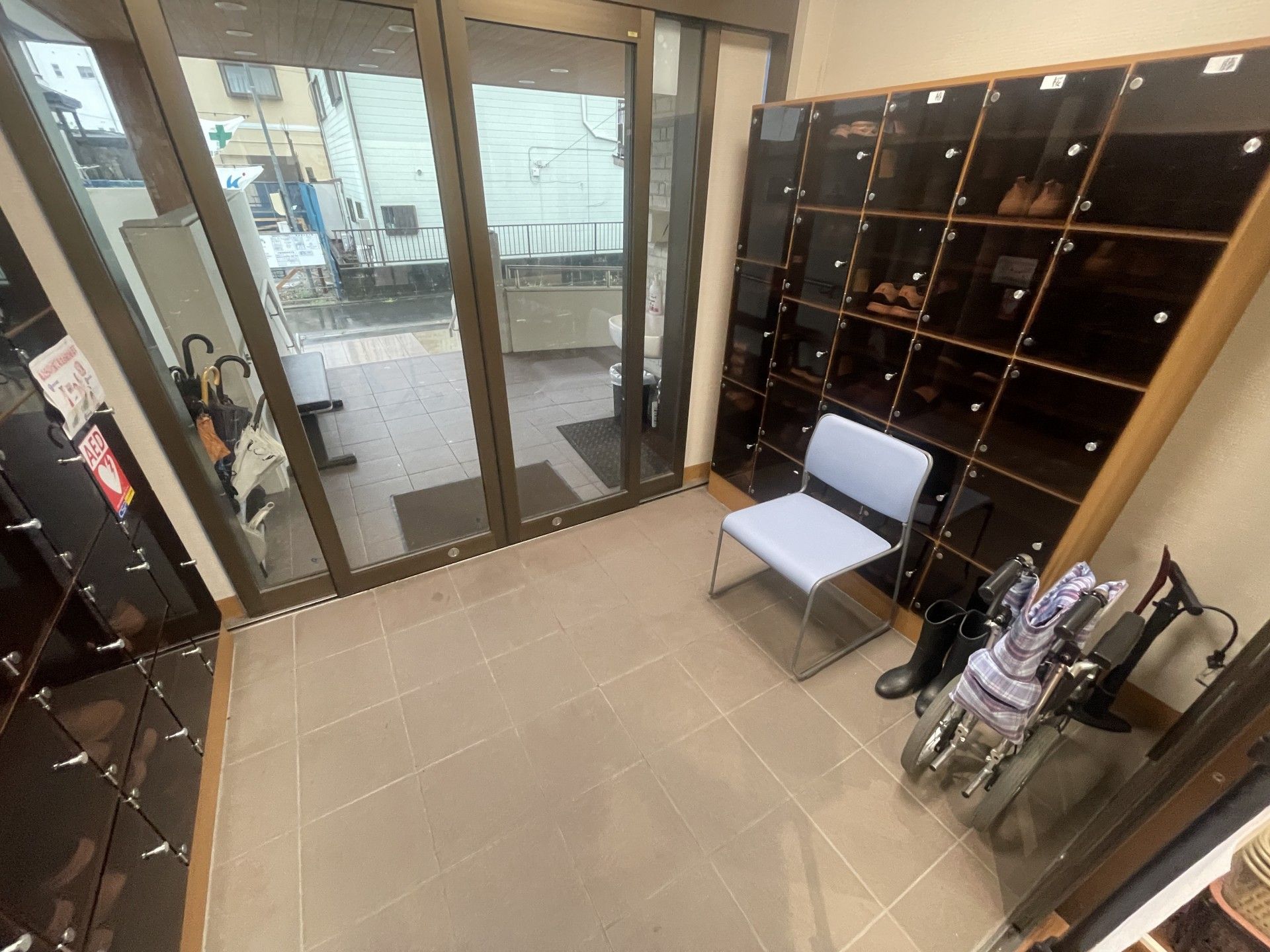 靴箱と椅子のある玄関