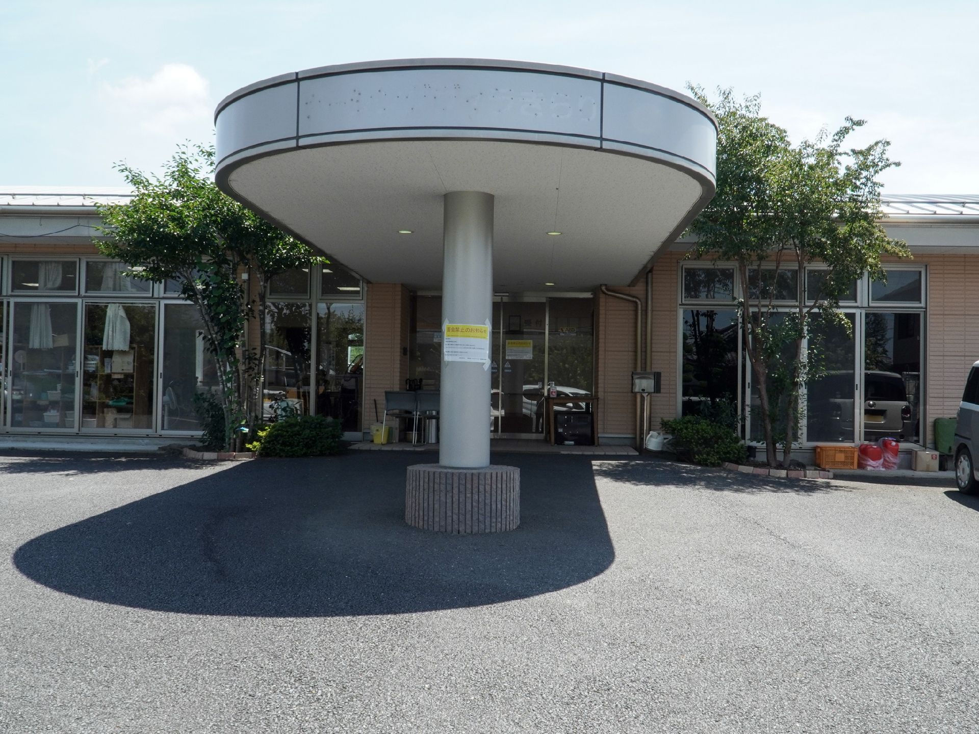 施設の出入り口から見た、施設全体の外観