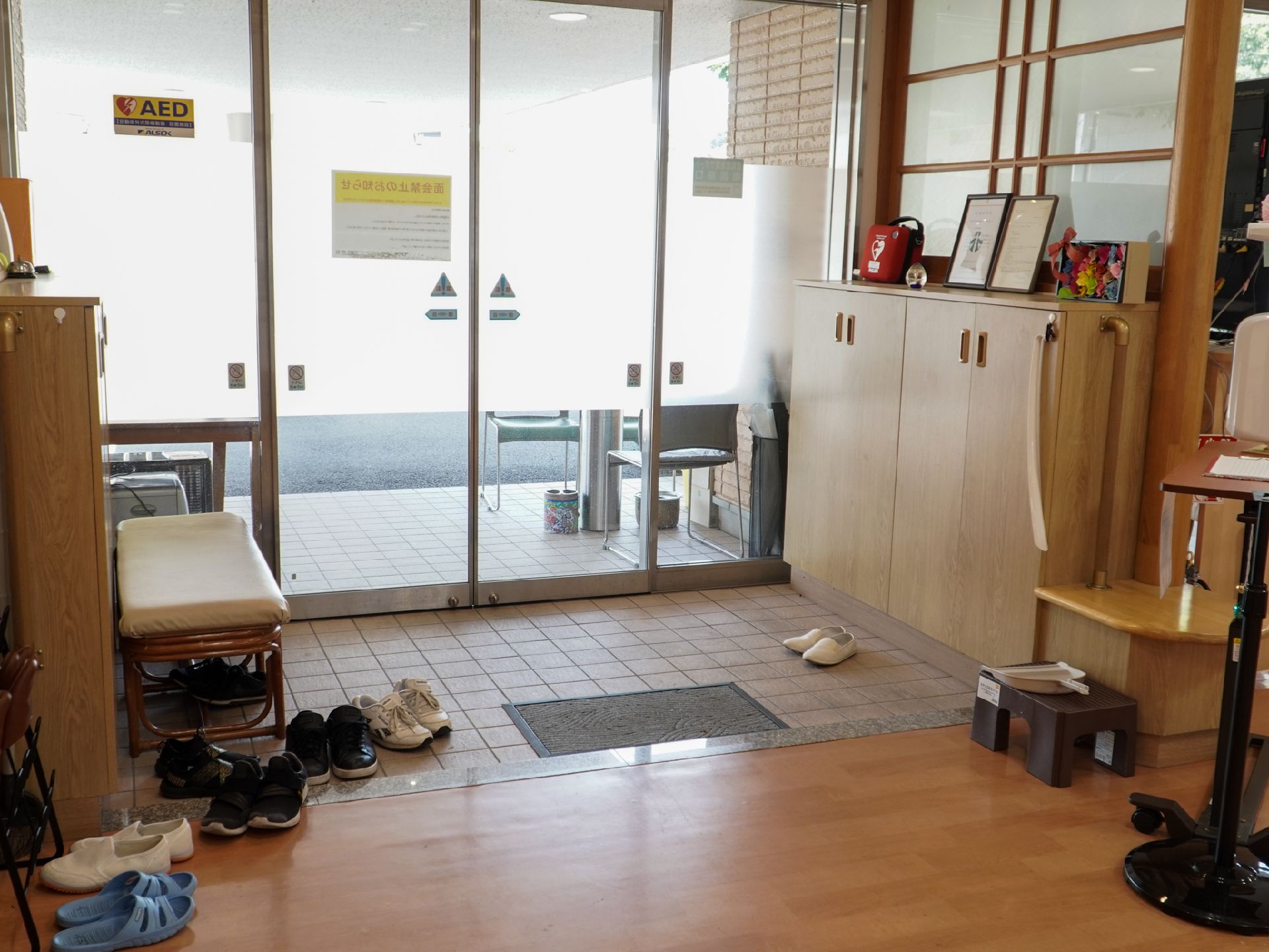下駄箱が設置された、段差が排除された玄関