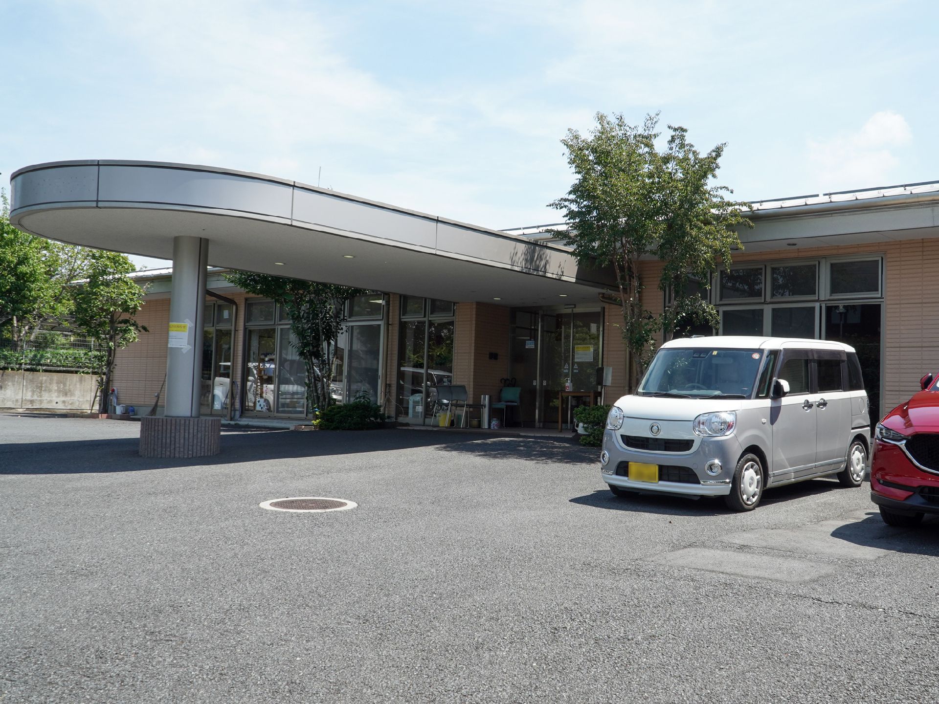 車椅子に座っている高齢女性と向き合う女性ヘルパー