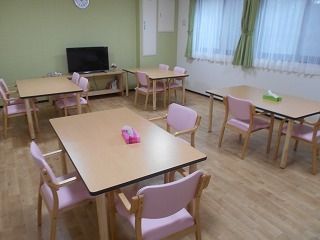 4人掛けのテーブルセットが複数置かれた食堂。テーブルには3脚しか椅子がセットされていないものもある。