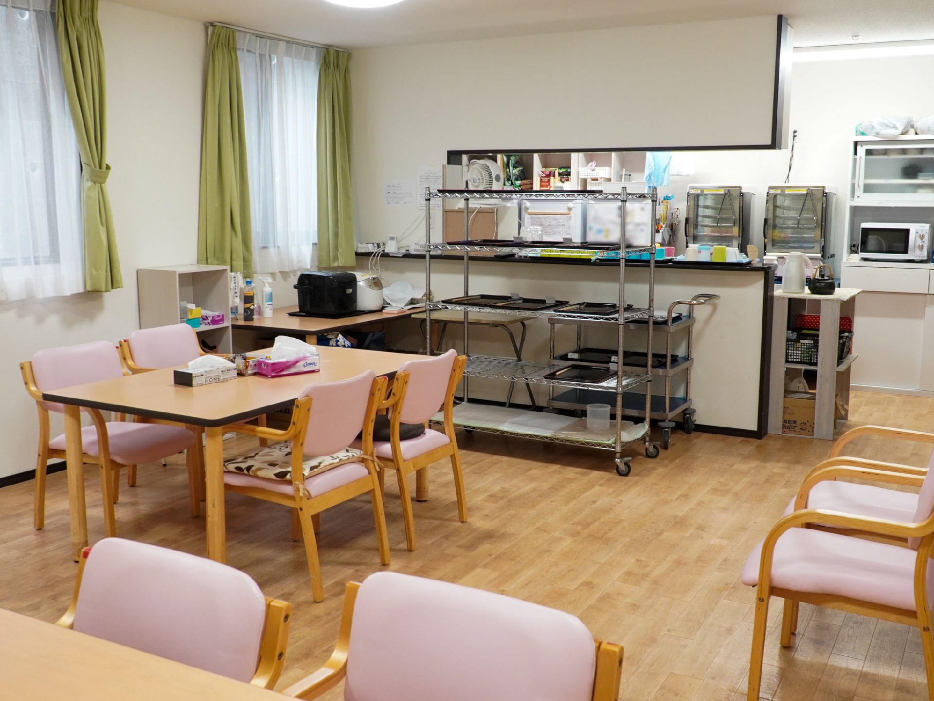 厨房が隣接している食堂