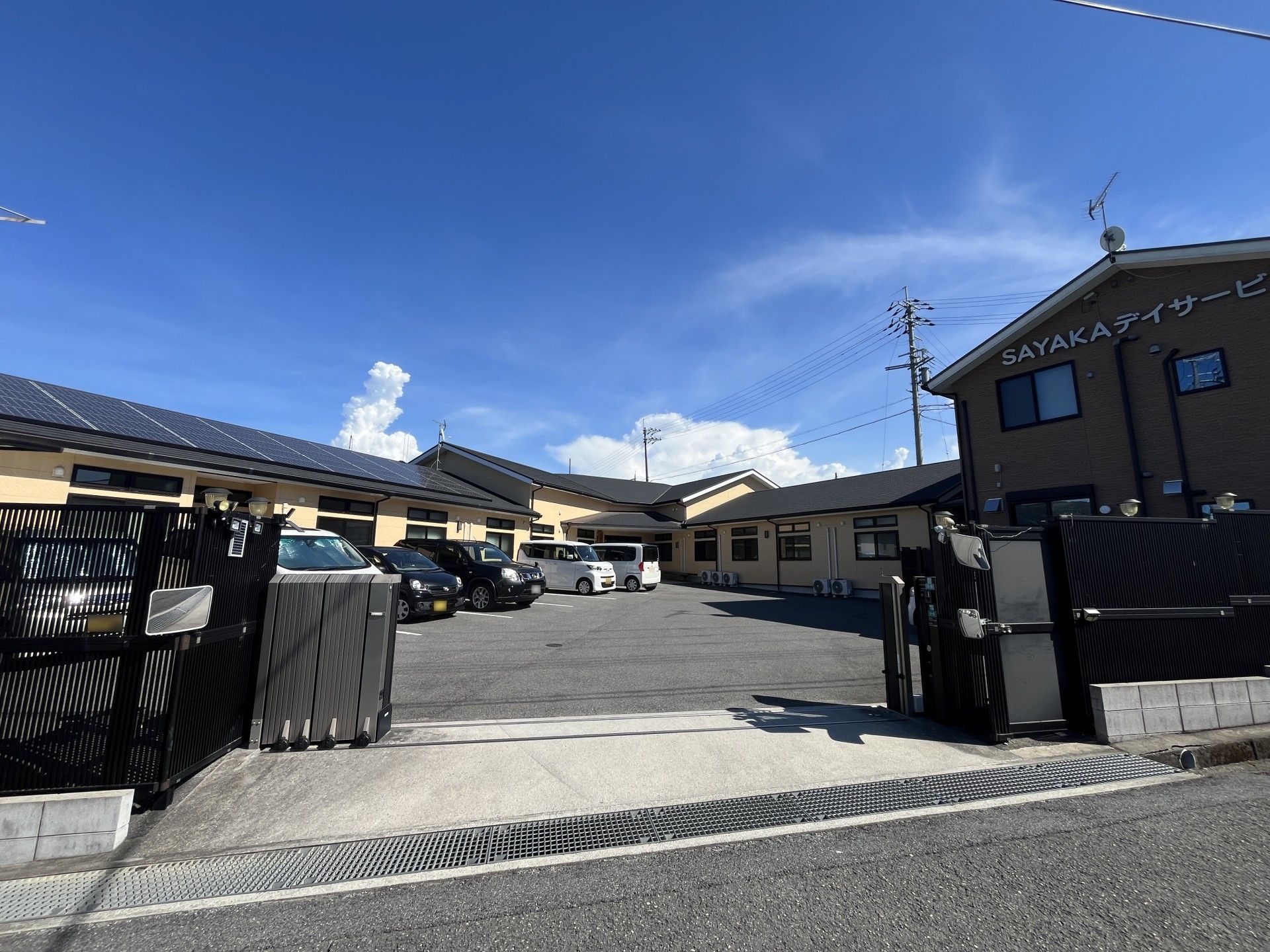 車いすの女性に寄り添うスタッフと穏やかな表情の高齢者の様子。やわらかい表情を見せている写真
