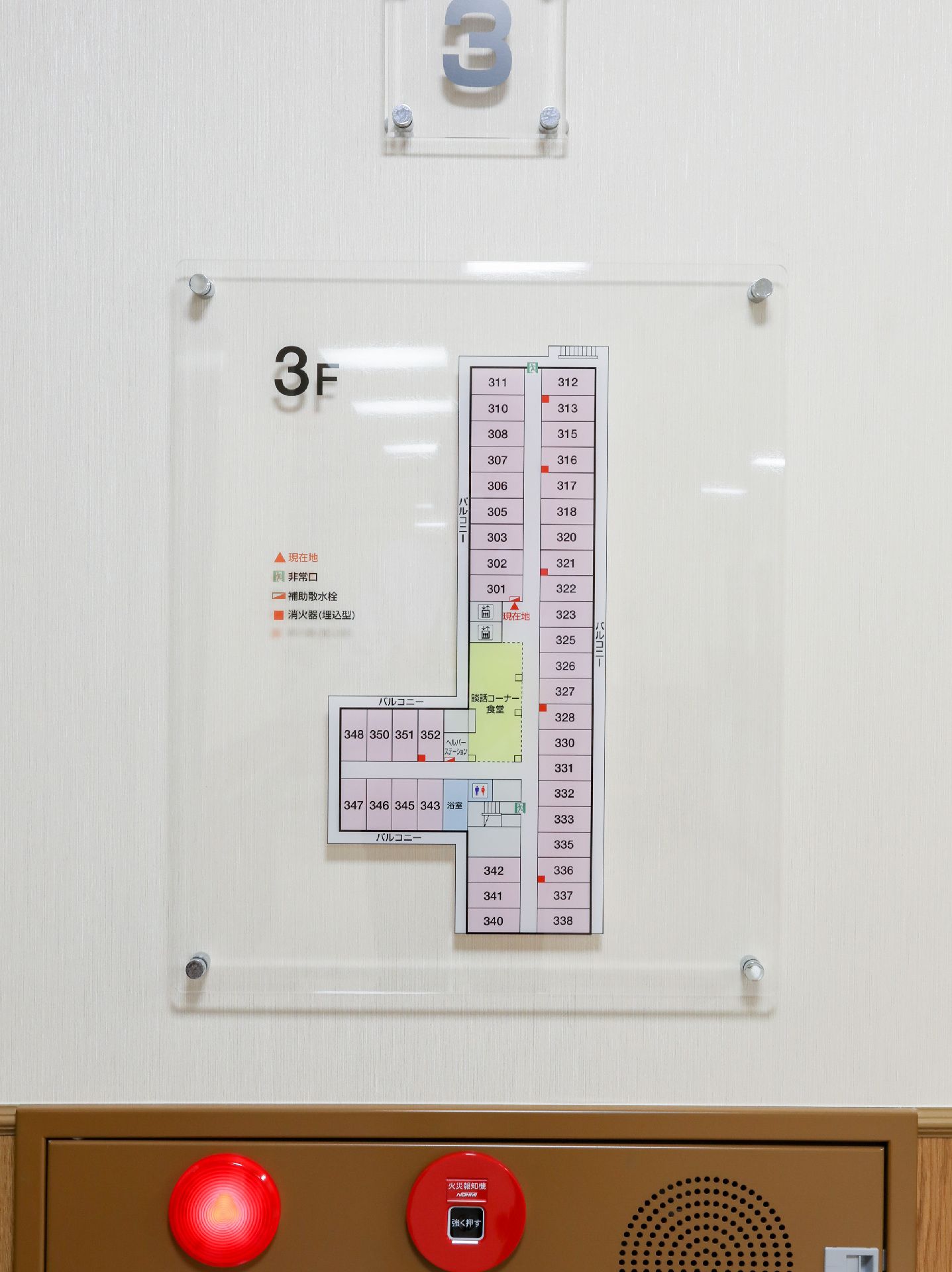 施設の案内図が取り付けられている廊下