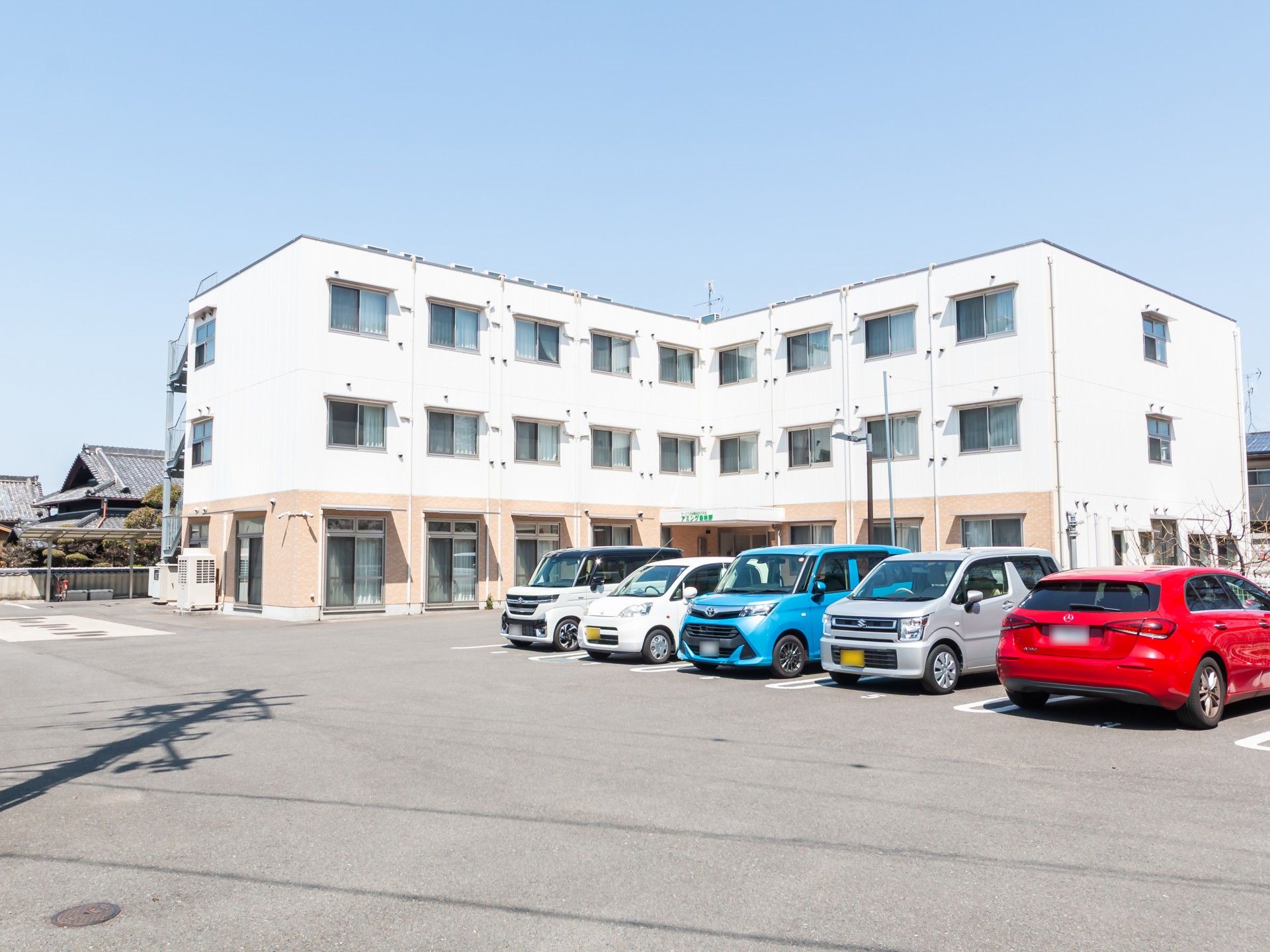 駐車場のある建物外観