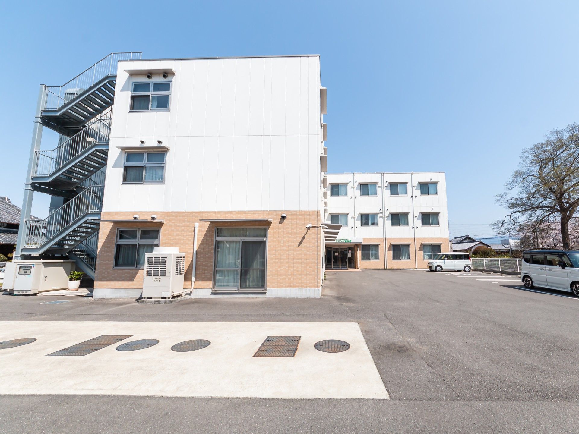 外観と駐車場