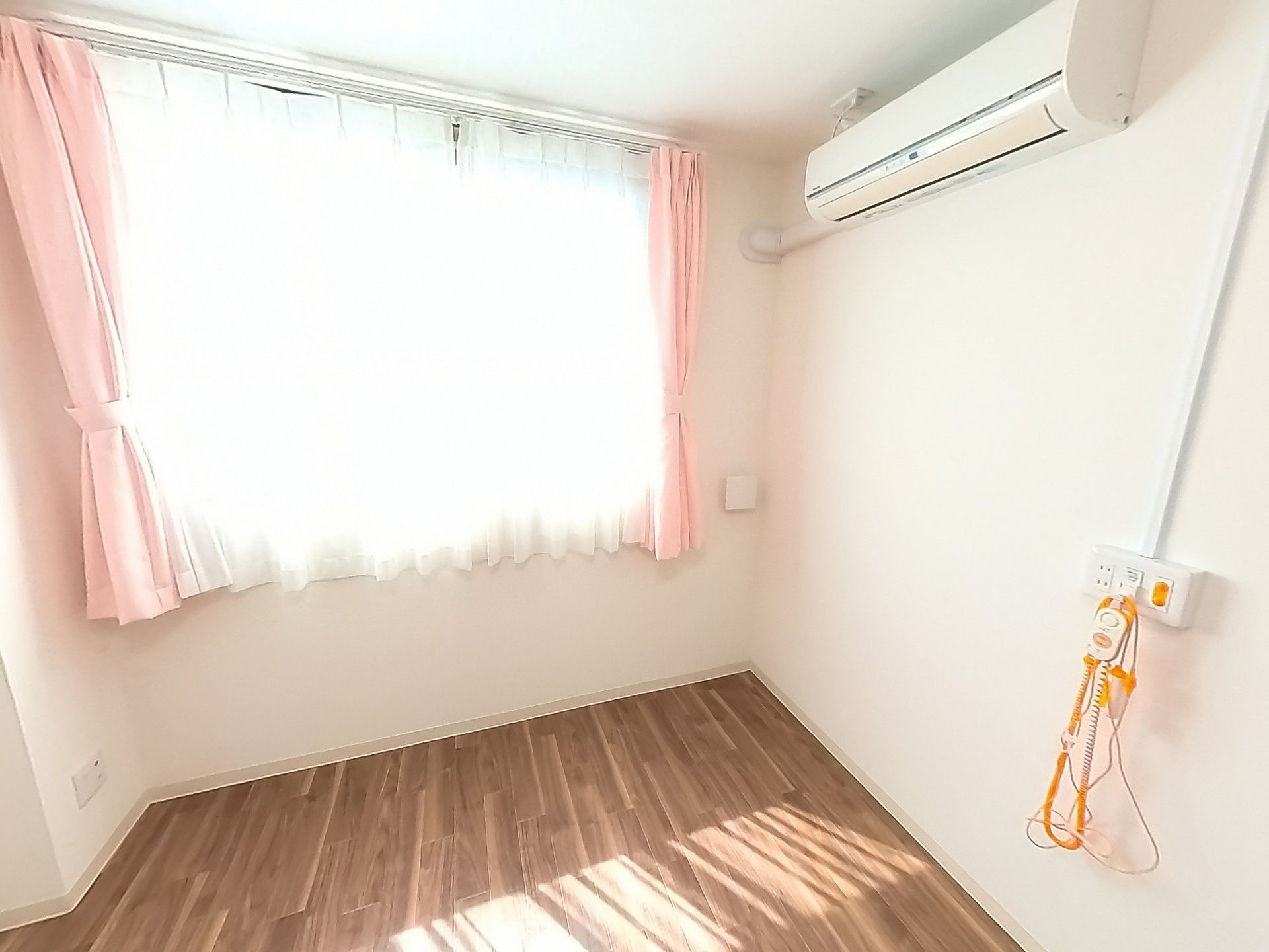 明るい個室の一角