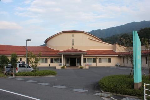 ゆったりとした建物の正面玄関