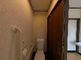 手すり付きのトイレと洗面所