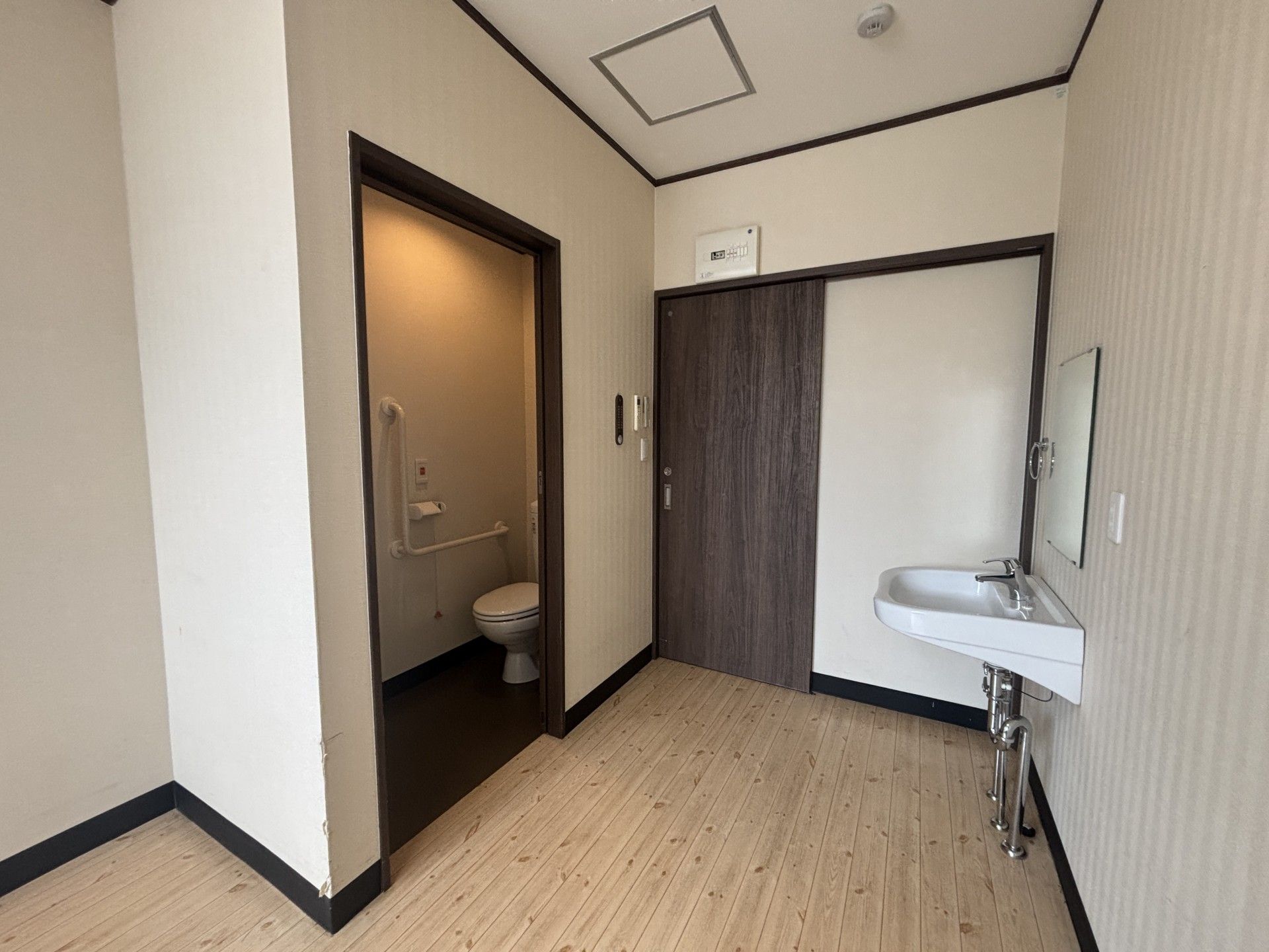 手洗い場とトイレのある部屋