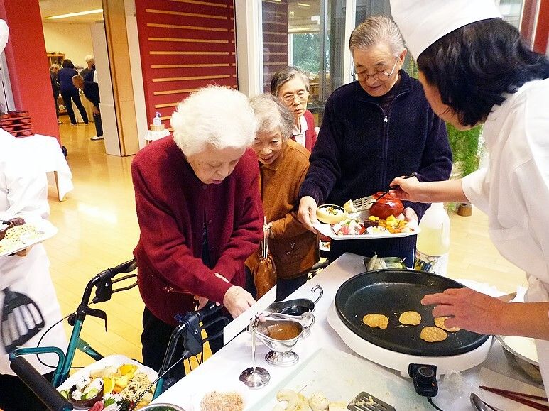 ホットプレートで何かを焼いている様子。食のイベント時の一場面