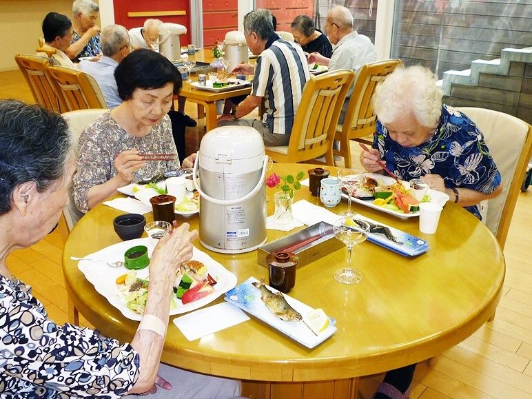 バイキング形式の食事を楽しんでいる様子。施設内の食事風景