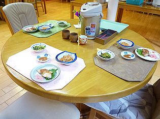食事の用意がされた丸い木製のテーブル