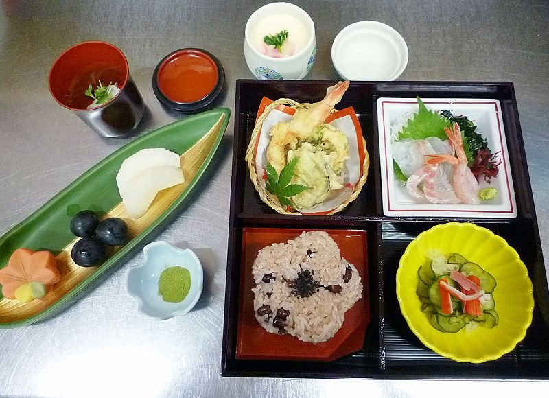 赤飯と天ぷらと刺身と、茶碗蒸しのセット
