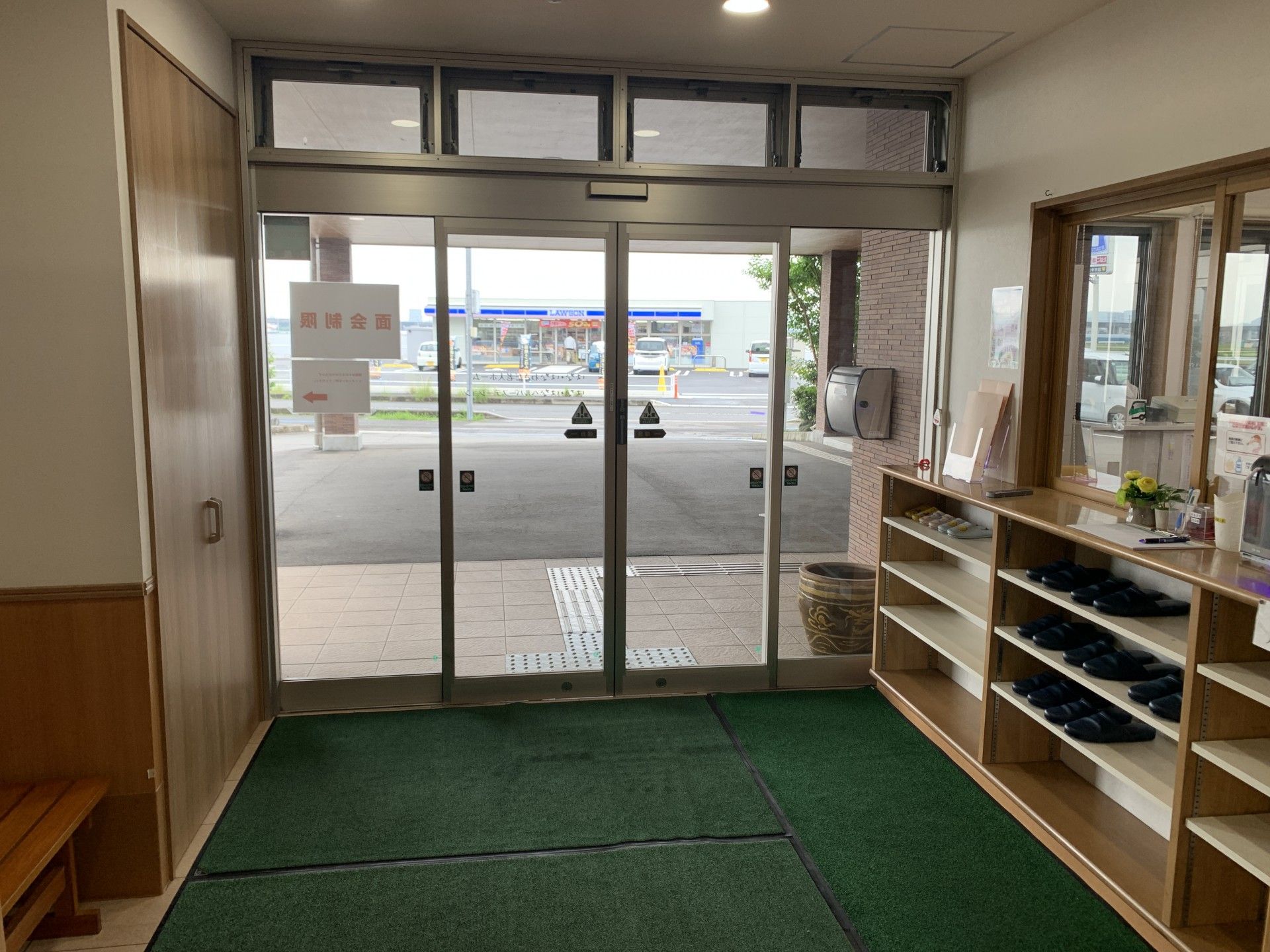 広い玄関の出入口