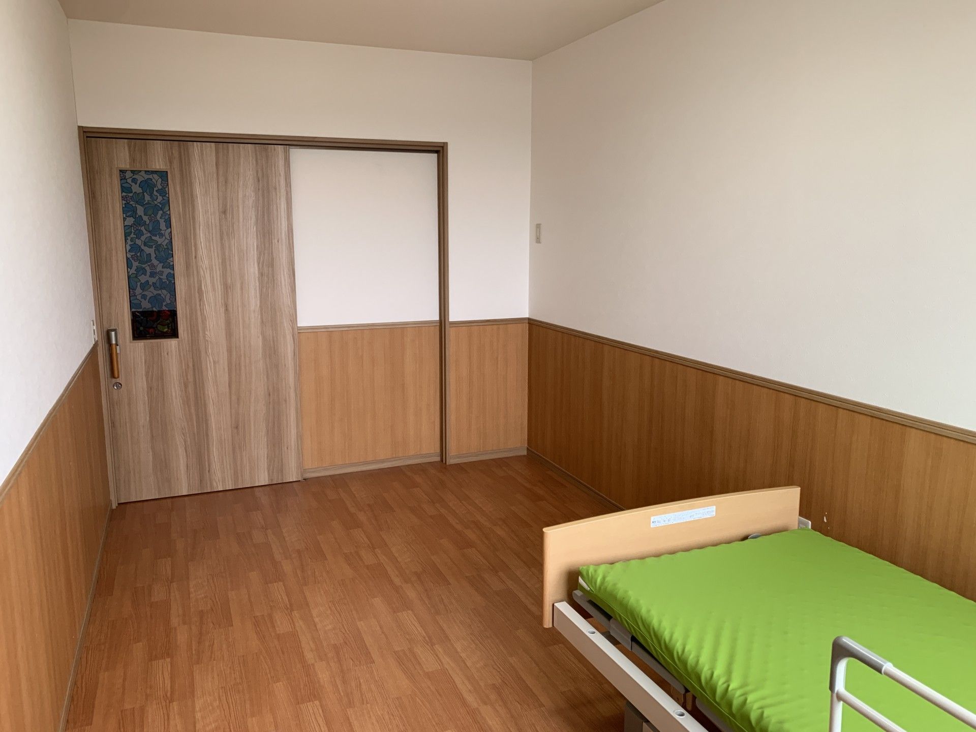 落ち着いた色調の居室