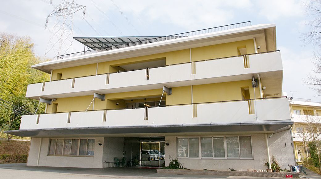 明るい外観の建物