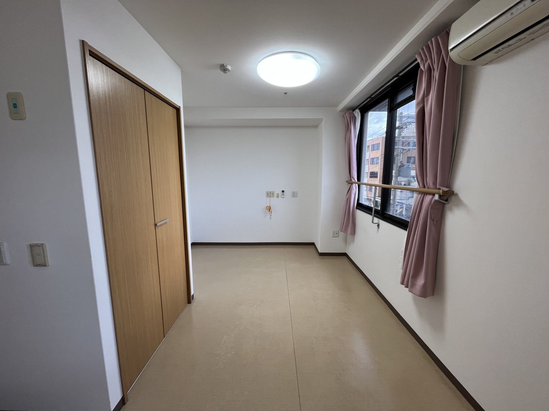明るい個室の一角