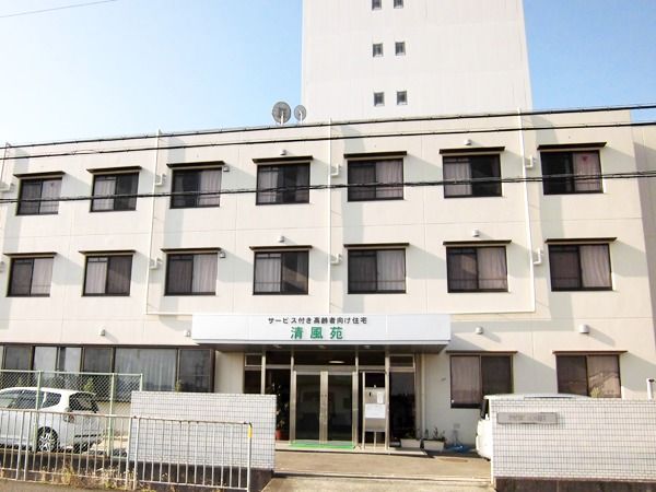 鉄骨造３階建ての建物の外観。サービス付き高齢者向け住宅「泉佐野」の外観写真