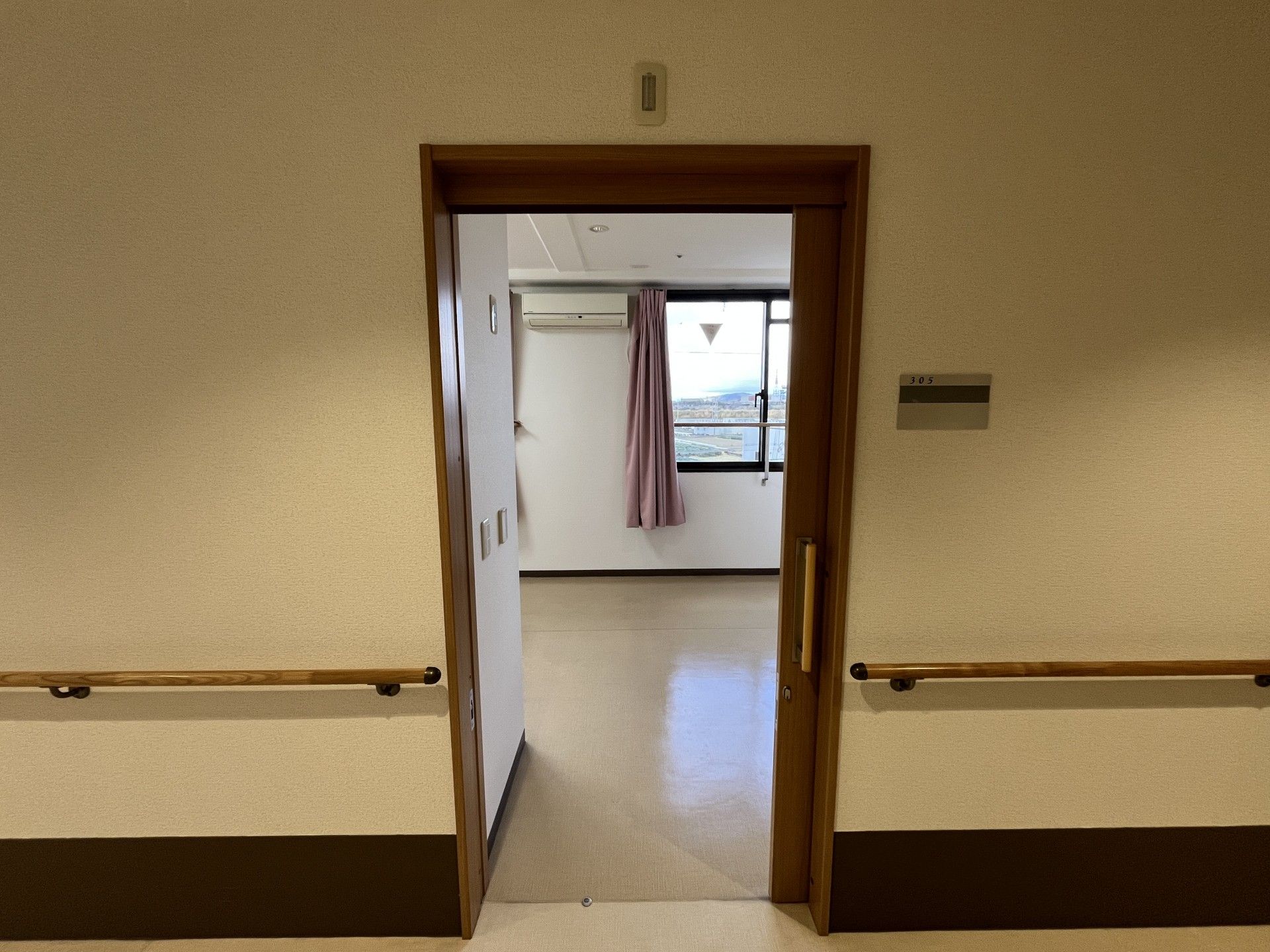 明るい部屋の入口