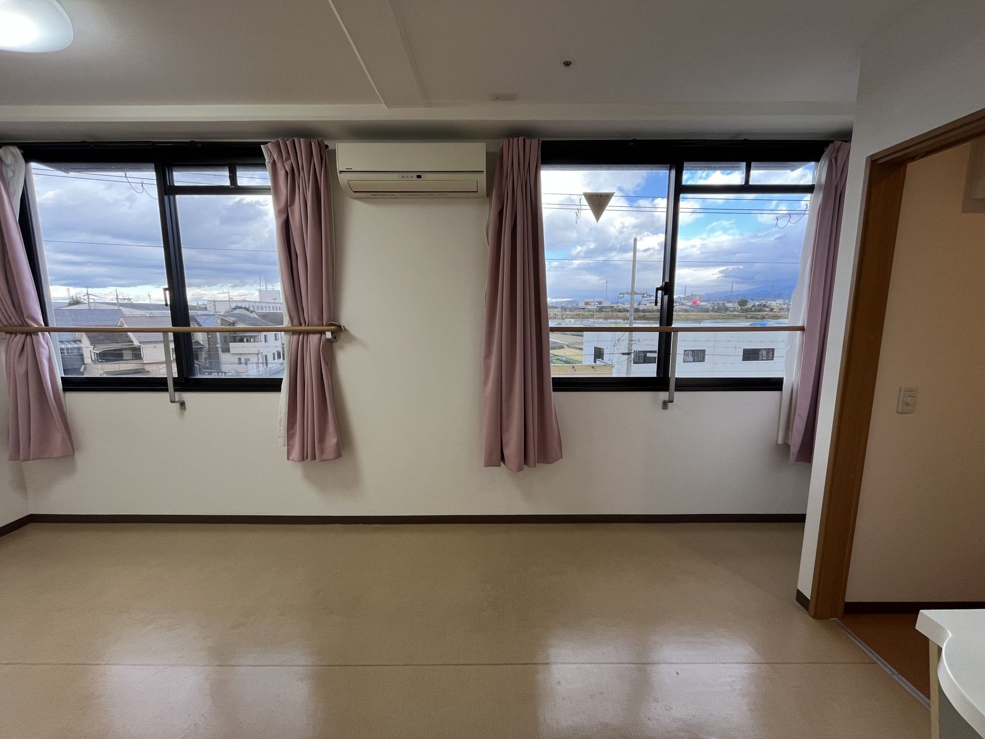 大きな窓のある部屋