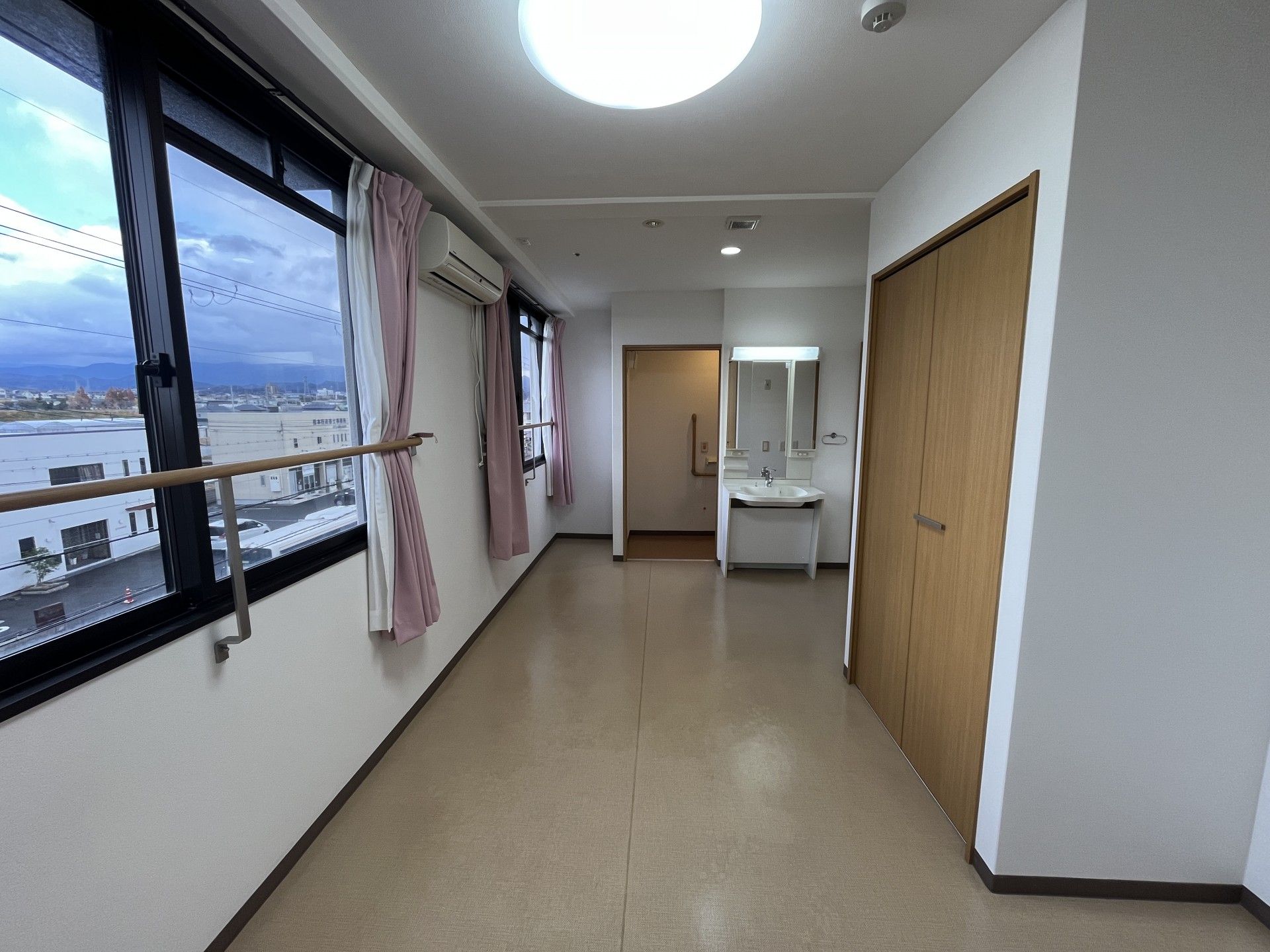 明るい廊下と洗面台